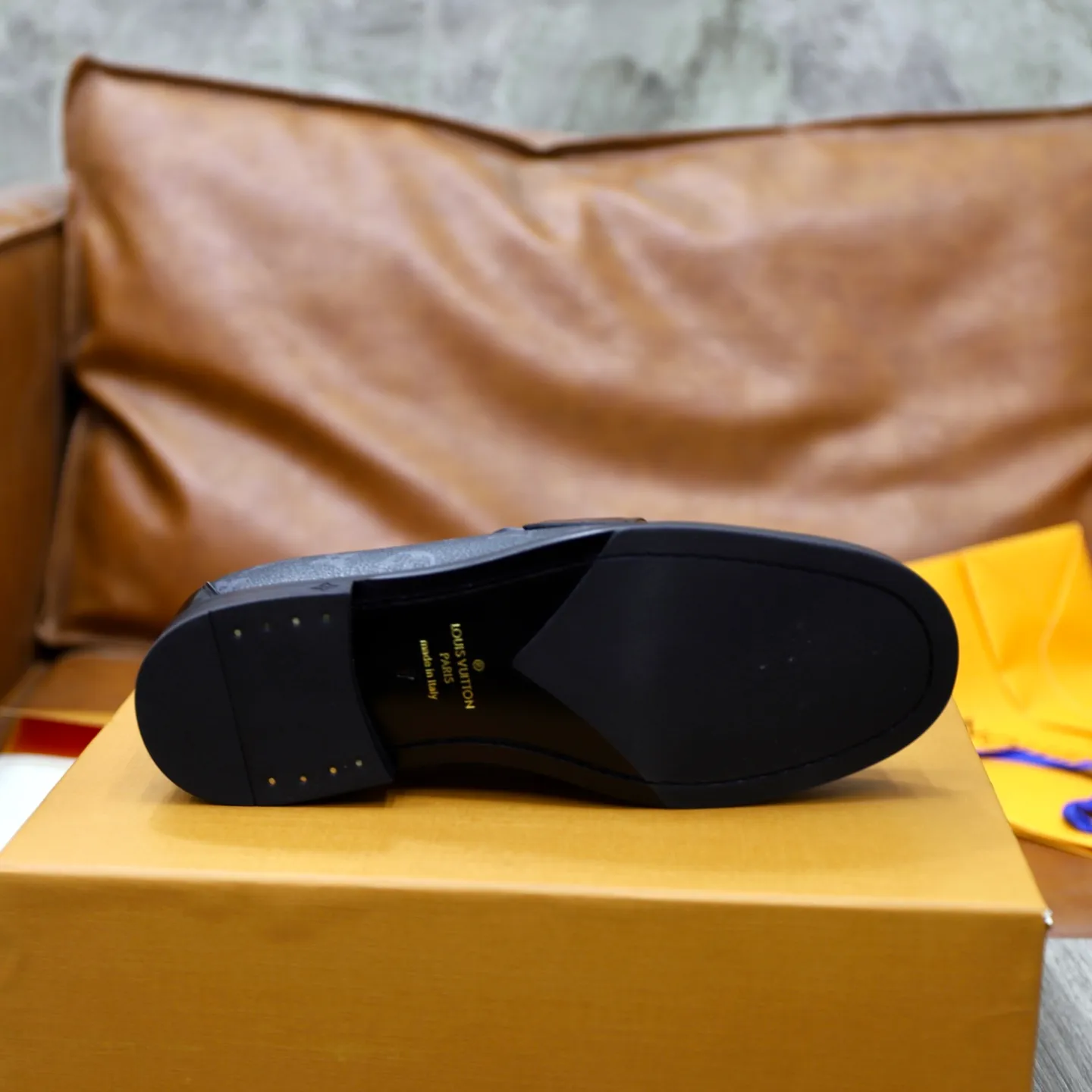 Men's shoes 💰: 💰900LV Louis Vuitton slip-on loafers, top quality products produced in Dongguan, ready for sale! This LV Glove loafer is made of selected soft cowhide, with a slightly wrinkled leather surface and a very high-end texture. Each pair is unique. The leather surface is light and soft, with a fine texture and good luster. It is a classic loafer style, with exquisite handmade mark stitching on the toe, and a square toe configuration to highlight the classic style. The horizontal band has hot-printed LV three-dimensional letters, semi-solid handcrafts and a genuine leather outsole, and a rubber patch on the heel to create wear-resistant performance and comfort. One of the must-have loafers for men! Comes with full original packaging! Code number: 38-39-40-41-42-43-44 (38, 45, 46 customized) standard leather shoe code